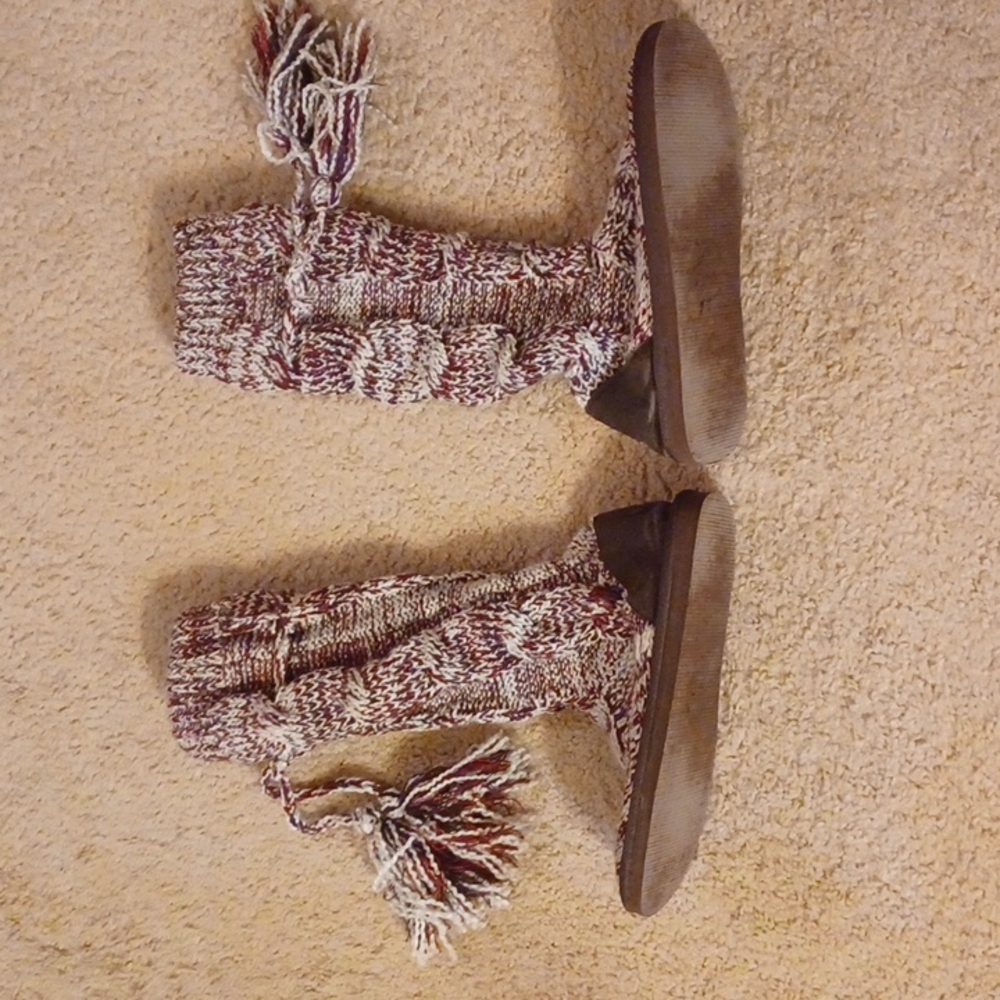 Size 9 Muk Luks knitted boots